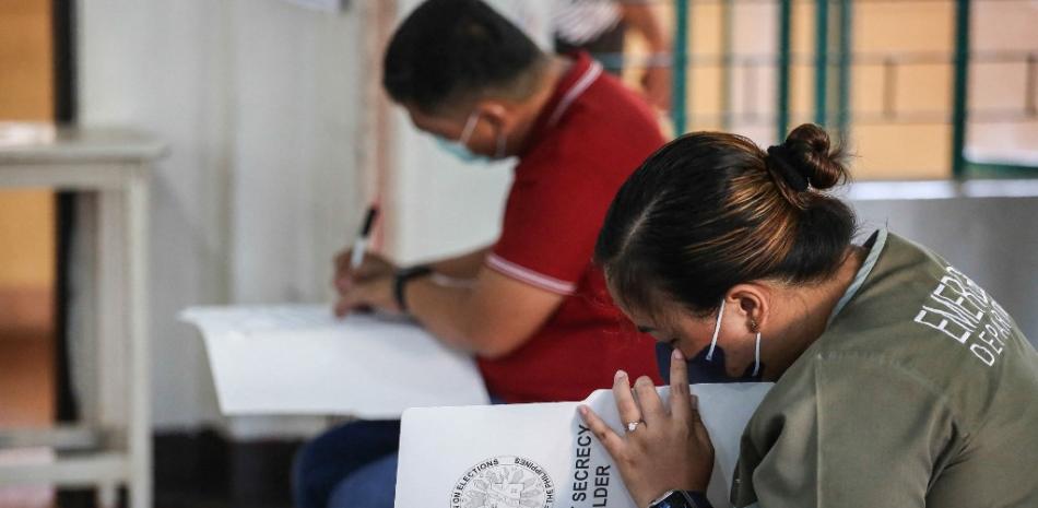 La Gente Emite Su Voto En Las Elecciones Presidenciales En Un Colegio