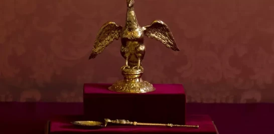 La Ampolla y la Cuchara de Coronación utilizadas en la coronación de la Reina Isabel II de Gran Bretaña en 1953 se muestran durante una recepción de múltiples religiones para conmemorar el Jubileo de Diamante de la ascención de la reina en el Palacio de Lambeth en Londres, el miércoles 15 de febrero de 2012.