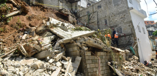Las autoridades confirmaron el fallecimiento de Eddy González, de 52 años, tras quedar atrapado en los escombros, producto del derrumbe de su residencia, ubicada en el Callejón Bonavides, entre el Barrio de 27 de Febrero y Guachupita del Distrito Nacional.