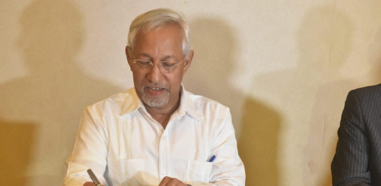 El ministro de Educación, Ángel Hernández, una vez más planteó su posición sobre los llamativos hechos violentos que se han registrado en recintos escolares del país en los últimos meses.<br /><br />https://listindiario.com/la-republica/20230620/angel-hernandez-violencia-esta-escuelas-tema-social_759666.html<br /><br />También le pude interesar estos videos:<br /><br />LEONEL ENCABEZA MARCHA DE LA FP EN EL DÍA DE LOS TRABAJADORES POR UNA MEJOR CALIDAD DE VIDA https://youtu.be/9Svo7QAEu1c<br /><br />ABOGADOS ACUSAN A YENI BERENICE Y A WILSON CAMACHO EN EL CASO JEAN ALAIN Y MEDUSA https://youtu.be/gJMYlp_W60w<br /><br />UN MUERT0 Y UN HERID0 TRAS CONFLICTO EN LOS TRES BRAZOS https://youtu.be/E5vTwb1oIeQ<br /><br />EMILIO LÓPEZ VA A PRISIÓN POR CASO TAMARA MARTÍNEZ; FISCAL EXPLICA GRAVEDAD DEL CASO https://youtu.be/4ko0BkEEwQc<br /><br />LLEGADA DEL PRESIDENTE A LA FUNERARIA PARA BRINDARLE SUS CONDOLENCIAS AL CANDIDATO ABEL MARTÍNEZ https://youtu.be/PWDwz5mKo3U<br /><br />Más noticias en https://listindiario.com/<br /><br />Suscríbete al canal  https://bit.ly/335qMys<br /><br />Síguenos<br />Twitter  https://twitter.com/ListinDiario <br /><br />Facebook  https://www.facebook.com/listindiario <br /><br />Instagram https://www.instagram.com/listindiario/