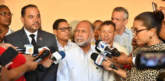 Representantes del Poder Ejecutivo y la Asociación Dominicana de Profesores (ADP) sostuvieron una reunión a puertas cerradas en el Palacio Nacional, en dónde llegaron al consenso de iniciar los aprestos con miras a firmar un acuerdo que impulse la mejora del sector educativo en el país.