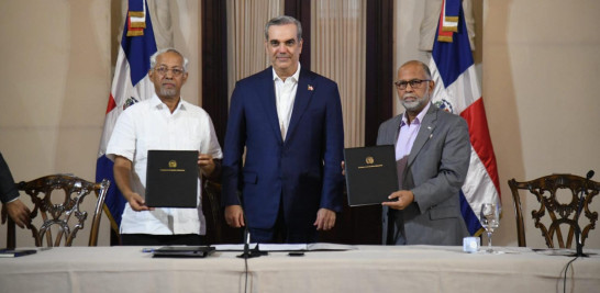 Este lunes el presidente Luis Abinader se reunió con el ministro de Educación, Ángel Hernández y el presidente de la Asociación Dominicana de Profesores (ADP), Eduardo Hidalgo, quienes firmaron el "Acuerdo Minerd-ADP 2023".