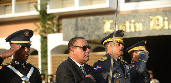 Reverencia. El director de Listín Diario y el jefe de la Policía en momentos en que se interpreta el Himno Nacional al izar la Bandera.
