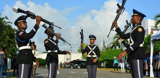 Ceremonial. Oficiales cadetes de la Policía hacen una demostración de la acción ritual armas en silencio.