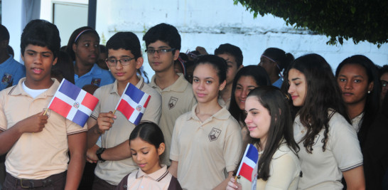 Siguiendo la historia. Emocionados estudiantes de varios liceos y colegios de la capital sostienen la Bandera Nacional en el acto.