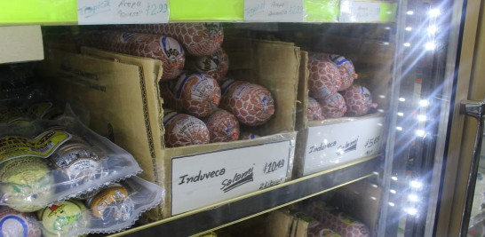 El salami dominicano, uno de los muchos productos que Freddy y Damaris Castillo venden en su "bodega".
