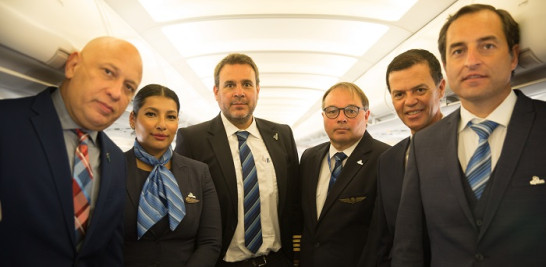 Tripulacion de Sky Cana a borde. Luis Trujillo, juliana Palacios, José María Fernández, Hockins seguela, Socrates Mckenney y Pedro González.