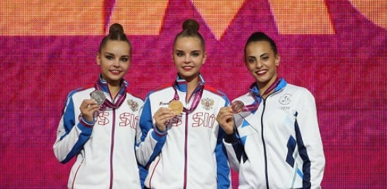 9.-Las gemelas Averina en el Campeonato del Mundo de gimnasia de Bakú en 2019. Arina, izquierda, sostiene la medalla de plata, Dina Averina el oro y la israelí Linoy Ashram, el bronce. EFE/EPA/TATYANA ZENKOVICH