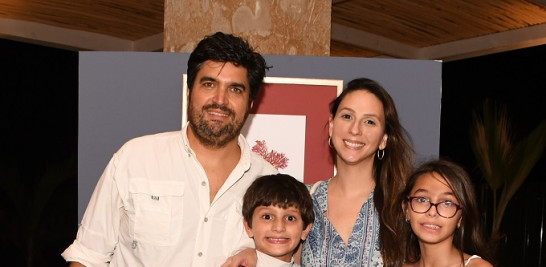 César Rodríguez y Susana de Rodríguez junto a sus hijos.