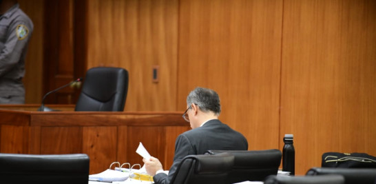 El ex procurador, Jean Alain Rodríguez, sentado esta mañana en la sala de audiencias mientras sus abogados y el Ministerio Público se ponían de acuerdo en la fecha del aplazamiento. LEONEL MATOS/LD