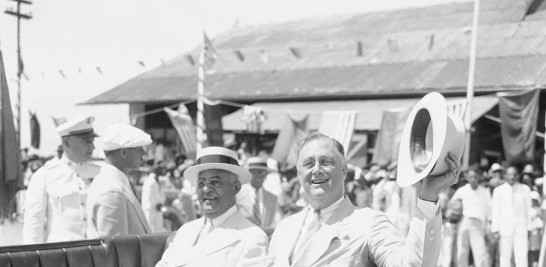 El presidente Franklin D. Roosevelt se quita el sombrero en reconocimiento a los vítores del pueblo de Cabo Haitiano, Haití, que se reunió para saludarlo a su llegada para un intercambio de visitas con el presidente Sternio Vincent de Haití, el 8 de julio de 1934. Primer Ministro de Haití Ariel Henry y 18 funcionarios de alto rango solicitaron en la segunda semana de octubre de 2022 el despliegue inmediato de tropas armadas extranjeras mientras las pandillas y los manifestantes paralizan el país. (Foto AP, Archivo)