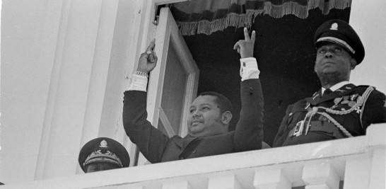 Jean-Claude Duvalier, hijo del dictador haitiano Francois "Papa Doc" Duvalier, está flanqueado por guardias militares mientras revisa las tropas en el Palacio Presidencial en Port-au-Prince, Haití, 14 de abril de 1971. El primer ministro de Haití, Ariel Henry, y 18 funcionarios de alto rango solicitaron en la segunda semana de octubre de 2022 el despliegue inmediato de tropas armadas extranjeras mientras las pandillas y los manifestantes paralizan el país. (Foto AP, Archivo)