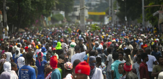 Los manifestantes llenan las calles durante una protesta para exigir la renuncia del primer ministro Ariel Henry, en el área de Petion-Ville de Puerto Príncipe, Haití, el lunes 3 de octubre de 2022. (Foto AP/Odelyn Joseph)