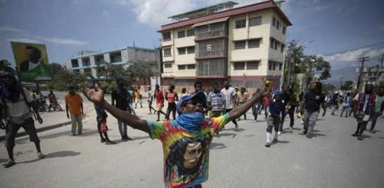 Un manifestante reza de rodillas durante una protesta para exigir la renuncia del primer ministro Ariel Henry en el área de Petion-Ville de Puerto Príncipe, Haití, el lunes 3 de octubre de 2022. (Foto AP/Odelyn Joseph)