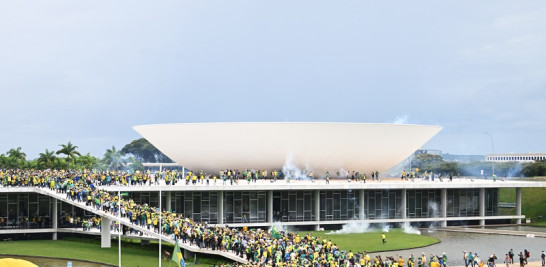 Partidarios del expresidente brasileño Jair Bolsonaro chocan con la policía durante una manifestación frente al Palacio Planalto en Brasilia este domingo, la policía brasileña usó gases lacrimógenos para repeler. Foto: AFP
