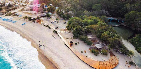 Abinader y el ministro de Turismo, David Collado inauguraron remozada Playa Los Patos.