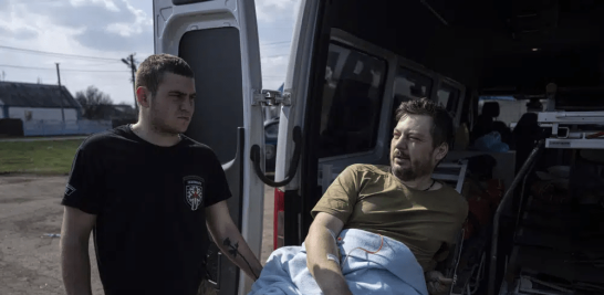 Yaroslav, un soldado ucraniano herido de 37 años, se ve en una camilla antes de ser evacuado por la organización de paramédicos Hospitallers en un autobús medicalizado en la región de Donetsk, Ucrania, el miércoles 22 de marzo de 2023. (AP Foto/Evgeniy Maloletka)