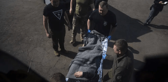Voluntarios de la organización de transporte paramédico Hospitallers trasladan a un soldado ucraniano herido a un autobús medicalizado durante una evacuación en la región de Donetsk, en Ucrania, el miércoles 22 de marzo de 2023. (AP Foto/Evgeniy Maloletka)