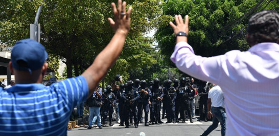 Disturbios entre policías y miembros del PLD