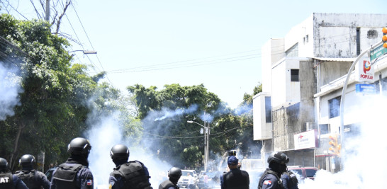 Enfrentamiento entre Peledeístas y policías.
Fotos: Victor Ramírez| Listín Diario