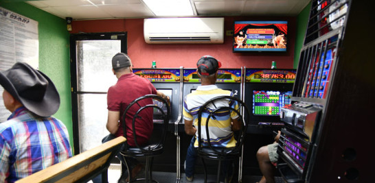 Negocios de bancas de lotería y máquinas tragamonedas.