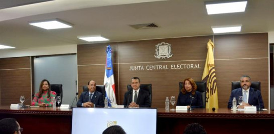 El Pleno de la JCE durante una audiencia pública con particos políticos