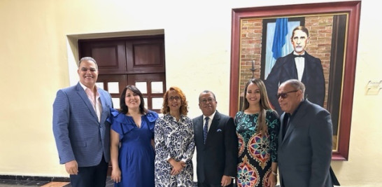 Máximo Jiménez, Emelyn Baldera, Zinayda Rodríguez, Euri Cabral, Wanda Sánchez y Joseph Cáceres luego de la presentación del libro.