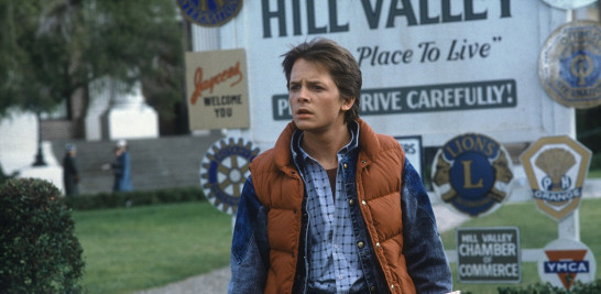 Michael J. Fox da vida a las aventuras de Marty McFly, un adolescente rebelde e impulsivo que vive con sus padres y viaja de manera accidental al pasado desde 1985, su época, a 1955, año en el que sus padres se conocieron.