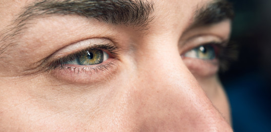 Los hombres cuidan cada vez más sus cejas. Foto: HOSPITAL CAPILAR, autor Javier Sánchez Mingorance.