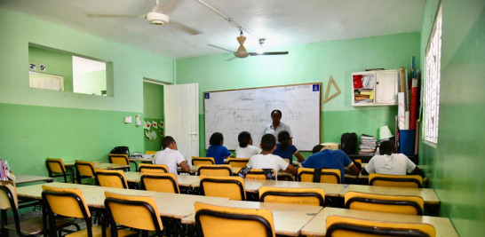 En la Escuela Los Trez Brazos en Santo Domingo Este, la asistencia estudiantil fue baja debido a la violencia.