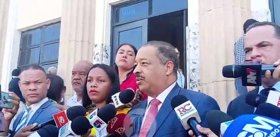La procuradora general de la República, Miriam Germán Brito, fue apoderada de una denuncia en contra de un fiscal encargado del departamento de Fuerza Pública de la Fiscalía del Distrito Nacional, acusado de querer apropiarse de un apartamento propiedad de la señora Moraima Mañón, en el sector de Los Ríos del Distrito Nacional.