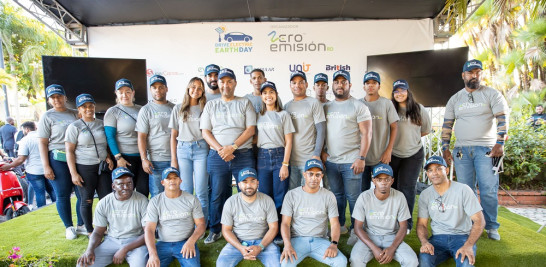 Charles Snchez, presidente de Zero Emisin RD junto a su equipo.