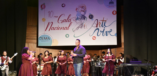 Jandy Ventura, participó en la interpretación de una de las canciones de su padre junto a estudiantes formados en la mención música