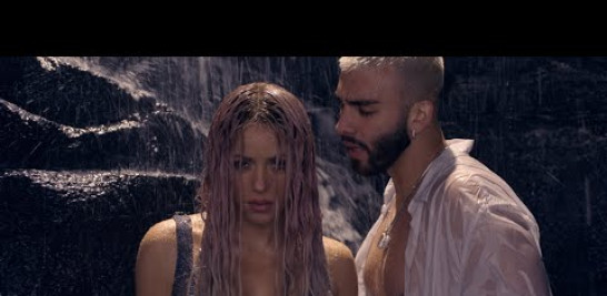 Shakira & Manuel Turizo - Copa Vacía (Official Video)

Music:
Apple Music: https://SML.lnk.to/CV_/applemusic 
Spotify: https://SML.lnk.to/CV_/spotify 
Amazon: https://SML.lnk.to/CV_/amazonmusicstreaming 
YouTube: https://SML.lnk.to/CV_/youtube 
iTunes: https://SML.lnk.to/CV_/itunes 
Deezer: https://SML.lnk.to/CV_/deezer 
TikTok: https://SML.lnk.to/CV_/tiktokusemysound 
Pandora: https://SML.lnk.to/CV_/pandora 

Lyrics:
Lo ves, así
A este ritmo no puedo seguir Ya no sé qué más hacer
Para     obtener más de ti 

Por qué no quieres
Cuando yo quiero
Estás más frío
Que el mes de enero
Pido calor y no das más que hielo, oh 

Hace rato tengo sed
De ti yo no sé por qué Quedo con ganas de más Queriendo beber
De una copa vacía

H          ace rato tengo sed
De ti yo no sé por qué Quedo con ganas de más Queriendo beber 

De una copa vacía, ah ah 

Como si no sintiera nada
Ahora me miras tan diferente
Yo nadando en contra la corriente
Me tiene en la calle buscando
Con que llenar     este vacío que se siente
Yo no soy mecánico
Pero trato de arreglarlo y no funciona 
Reanimando un corazón que no reacciona 
No quiero intentarlo con otra persona 

Pero no quieres
Cuando yo quiero
Estás más fría
Que el mes de Enero
Te doy       calor pero tú siempre hielo 

Hace rato tengo sed
De ti yo no sé por qué Quedo con ganas de más Queriendo beber
De una copa vacía 

Hace rato tengo sed
De ti yo no sé por qué Quedo con ganas de más Queriendo beber
De una copa vacía 

T         us besos, son de agua salada 
Bebo, y no me calma nada
Te espero y me desilusionas 
Así no funciona! 

Por qué no quieres
Cuando yo quiero
Estás más frío
Que el mes de enero
Pido calor y no das más que hielo, oh 

Hace rato tengo sed
De       ti yo no sé por qué Quedo con ganas de más Queriendo beber
De una copa vacía 

Hace rato tengo sed
De ti yo no sé por qué Quedo con ganas de más Queriendo beber
De una copa vacía ah ah 

Shakira Shakira, Manuel Turizo 

Official site: h        ttp://www.shakira.com
Shop: https://shakira.store
TikTok: https://www.tiktok.com/@shakira
Facebook: http://www.facebook.com/shakira
Twitter: http://www.twitter.com/shakira
Instagram: http://www.instagram.com/shakira

Shibari mermaid imagery inspired by original photo by Renee Robyn Photography (www.reneerobyn.com) (www.youtube.com/@ReneeRobyn)

#Shakira #ManuelTurizo #CopaVacía

Music video by Shakira & Manuel Turizo performing Copa Vacía (Official Video). (C) 2023 Ace Entertainment S.ar.l.