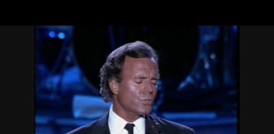 Julio Iglesias' official music video for 'Hey!'. Click to listen to Julio Iglesias on Spotify: http://smarturl.it/JISpotify?IQid=JulioIHey

As featured on The Essential. Click to buy the track or album via iTunes: http://smarturl.it/JIEsseniTunes?IQid=JulioIHey
Google Play: http://smarturl.it/JIHeyplay?IQid=JulioIHey
Amazon: http://smarturl.it/JIEssenAmz?IQid=JulioIHey

More from Julio Iglesias
Ni Te Tengo Ni Te Olvido: https://youtu.be/__bO_WXELG0
Gozar La Vida: https://youtu.be/Eja6fidZ3Y8
Moonlight Lady: https://youtu.be/2zTC4J-UEnU

More great 80s videos here: http://smarturl.it/LoMejorDeLos90s?IQid=JulioIHey

Follow Julio Iglesias
Website: http://www.julioiglesias.com/
Facebook: https://www.facebook.com/julioiglesias
Twitter: https://twitter.com/julioiglesias

Subscribe to Julio Iglesias on YouTube: http://smarturl.it/JISub?IQid=JulioIHey

---------

Lyrics:

Hey!
No vayas presumiendo por ahi
Diciendo que no puede estar sin ti
Tu que sabes de mi

Hey!
Ya se que a ti te gusta presumir
Decir a los amigos que sin ti
Ya no puedo vivir

Hey!
No creas que te haces un favor
Cuando hablas a la gente de mi amor
Y te burlas de mi

Hey!
Que hay veces que es mejor querer asi
Que ser querido y no poder sentir
Lo que siento por ti

Ya ves
Tu nunca me has querido ya lo ves
Que nunca he sido tuyo ya lo se
Fue solo por orgullo ese querer

Ya ves
De que te vale ahora presumir
Ahora que no estoy ya junto a ti
Que les diras de mi

Hey!
Recuerdo que ganabas siempre tu
Que hacias de ese triunfo una virtud
Yo era sombra y tu luz

Hey!
No se si tu tambien recordaras
Que siempre que intentaba hacer la paz
Yo era un rio en tu mar

Ya ves
Tu nunca me has querido ya lo ves
Que nunca he sido tuyo ya lo se
Fue solo por orgullo ese querer

Ya ves
De que te vale ahora presumir
Ahora que no estoy ya junto a ti
Que les diras de mi

Hey!
Ahora que ya todo termino
Que como siempre soy el perdedor
Cuando pienses en mi

Hey!
No creas que te guardo algun rencor
Es siempre mas feliz quien mas amo
Y ese siempre fui yo

Ya ves
De que te vale ahora presumir
Ahora que no estoy ya junto a ti
Que les diras de mi

#JulioIglesias #Hey #Vevo #LatinPop