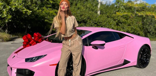 La modelo venezolana Genesis Aleska al lado del auto que Nicky Jam le regaló en la Navidad del año 2021.
