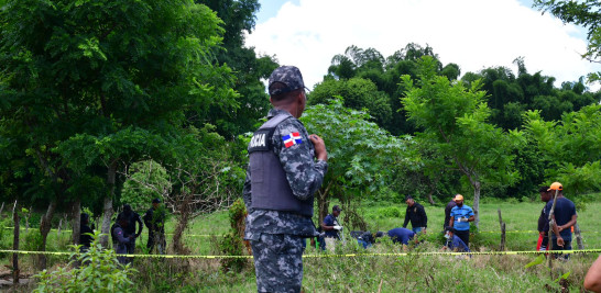 Agentes policiales en la escena del suceso donde mataron a cuatro jóvenes en Rancheo Arriba.
