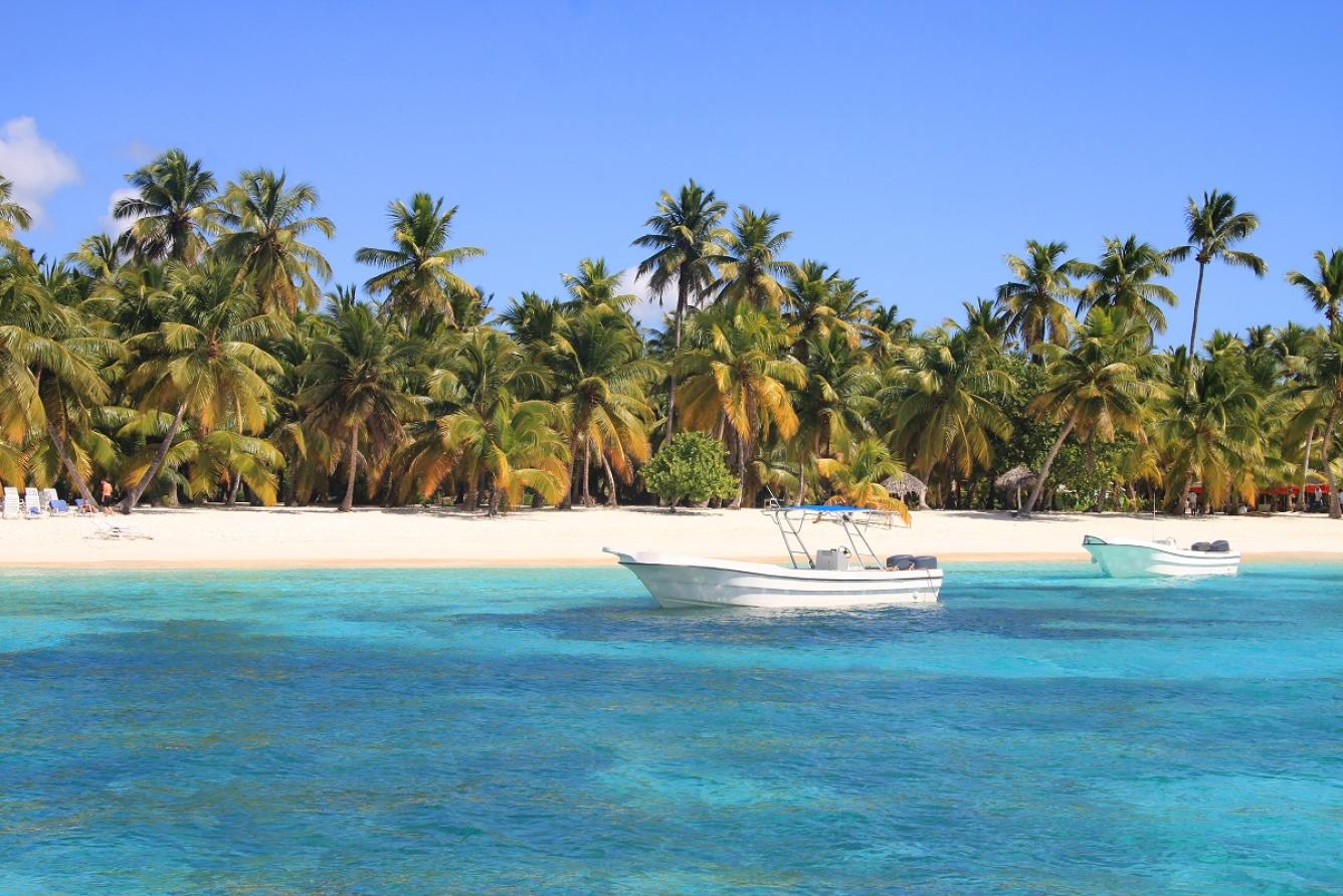 Disfrutar de las hermosas playas de Punta Cana, conocidas por sus arenas blancas y aguas turquesas, y relajarse en alguno de los complejos turísticos de lujo.