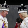 El rey Carlos III y la reina Camila sonríen en el balcón del Palacio de Buckingham tras la ceremonia de coronación en Londres, el sábado 6 de mayo de 2023.