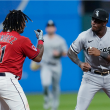 Tim Anderson se cuadra para pelear ante José Ramírez durante la noche del sábado