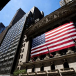 Bolsa de Valores de Nueva York.  El Dow Jones se hundió más de 1,000 puntos ayer tras el discurso del presidente de la FED, el cual frustró las esperanzas de Wall Street de que pronto podrían bajar las elevadas tasas de interés.  ap