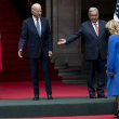 El presidente estadounidense Joe Biden, el mandatario mexicano Andrés Manuel López Obrador y la primera dama estadounidense Jill Biden participan en una ceremonia el lunes 9 de enero de 2023, en el Palacio Nacional, en la Ciudad de Méxicoa AP