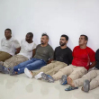 Sospechosos del asesinato del presidente de Haití, Jovenel Moïse, entre ellos los ciudadanos haitiano-estadounidenses James Solages, a la izquierda, y Joseph Vincent, segundo a la izquierda, fueron presentados ante los medios en la Dirección General de la policía en Puerto Príncipe, Haití, el jueves 8 de julio de 2021. AP