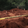 Los agujeros excavados se ven después de exhumar cuerpos en el sitio de la fosa común en Shakahola, en las afueras de la ciudad costera de Malindi, el 25 de abril de 2023.