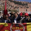 El presidente boliviano Luis Arce, en el centro, grita consignas durante la marcha del Día del Trabajo en La Paz, ayer. El segundo desde la izquierda es Juan Carlos Huarachi, líder del principal sindicato del país.