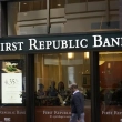 Un peatón pasa ante una oficina de First Republic Bank en San Francisco el 26 de abril de 2023. JPMorgan Chase Bank asumirá todos los depósitos y la mayoría de los activos del maltrecho First Republic Bank,