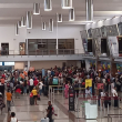 Personas trasladándose en el Aeropuerto Internacional de Las Américas