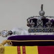 El Cetro del Soberano con Cruz, a la izquierda, y la Corona Imperial del Estado, sobre el ataúd de la Reina Isabel II durante su funeral de Estado en Londres, el lunes 19 de septiembre de 2022.