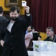 El presidente de Chile, Gabriel Boric, muestra su papeleta antes de emitir su voto durante una elección para elegir a los miembros de un Consejo Constitucional.