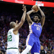 Joel Embiid, de los Sixers, hace un intento al canasto ante la defensa de Al Horford, de los Celtics.